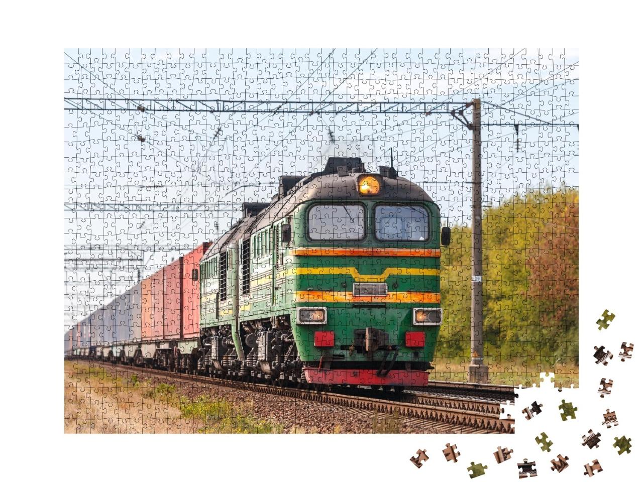 Puzzle de 1000 pièces « Une puissante locomotive diesel verte 2M62 tire un train de marchandises »