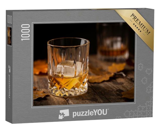 Puzzle de 1000 pièces « Verre de scotch, whisky et glace avec des feuilles d'automne »
