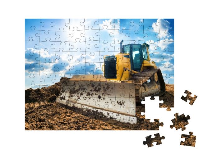 Puzzle de 100 pièces « Une pelleteuse jaune sur un nouveau chantier »