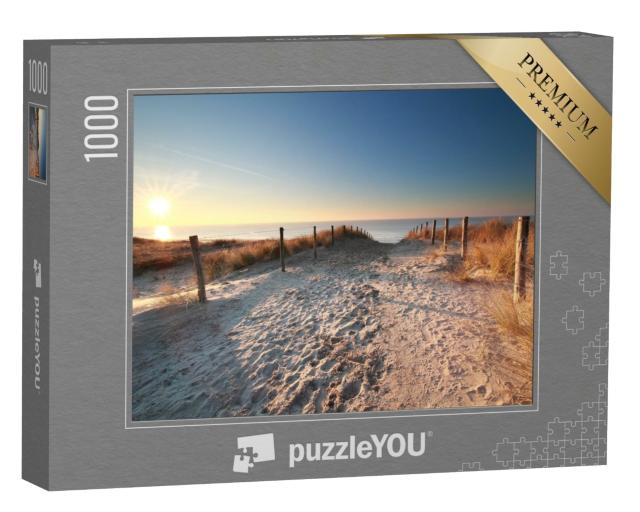 Puzzle de 1000 pièces « Lumière du soleil sur un chemin de sable menant à la plage de la mer du Nord, Hollande »