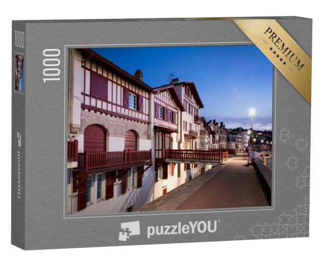 Puzzle de 1000 pièces « Maisons labourdines traditionnelles de Saint de Luz la nuit, Pays basque, France »