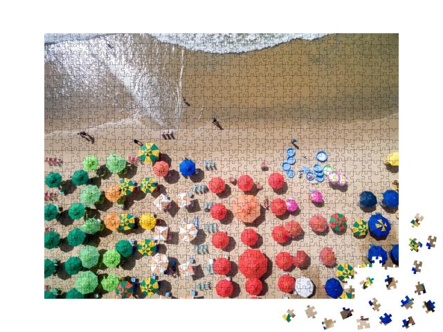 Puzzle de 1000 pièces « Vue aérienne d'une plage de sable avec des parasols »