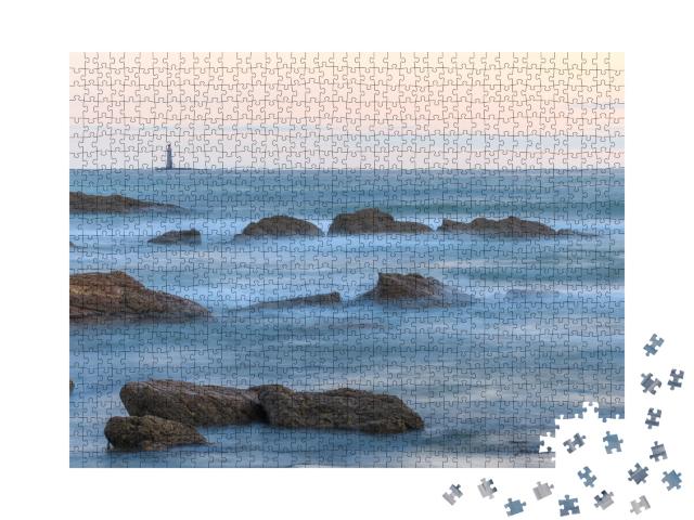 Puzzle de 1000 pièces « Phare à l'horizon de la plage de Sauveterre - Les Sables d'Olonne, Vendée, Pays de la Loire »