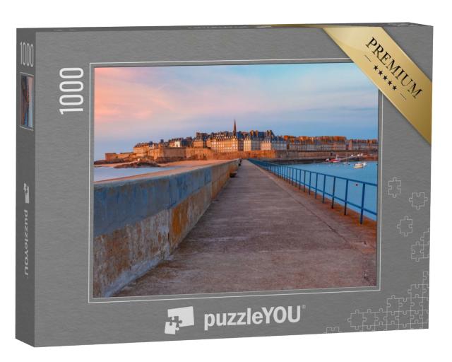 Puzzle de 1000 pièces « La ville fortifiée de Saint-Malo avec la cathédrale Saint-Vincent au coucher du soleil »