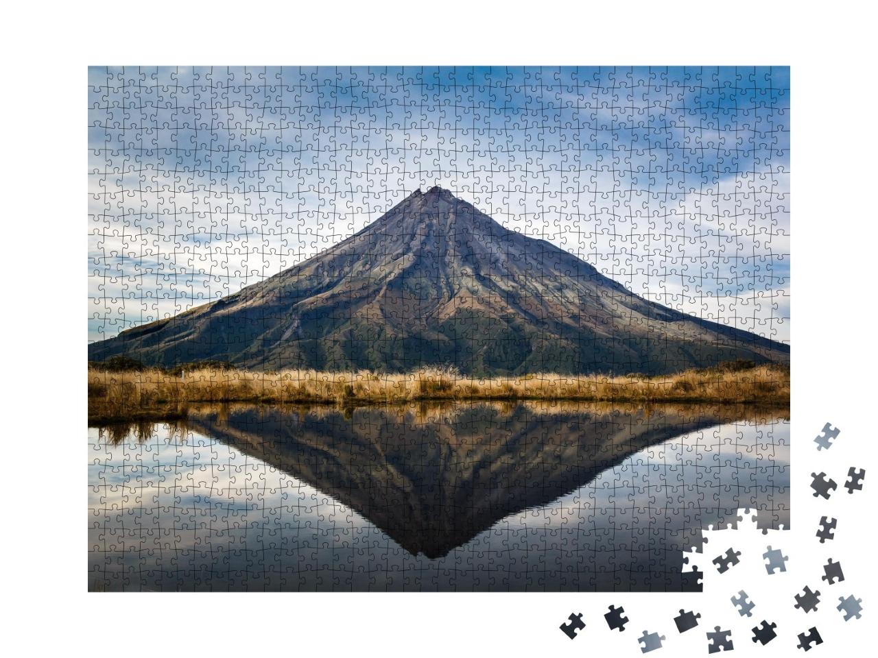 Puzzle de 1000 pièces « Reflets parfaits du volcan Taranaki sur l'île nord de la Nouvelle-Zélande »