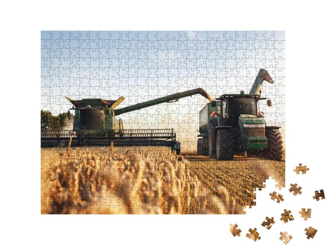 Puzzle de 500 pièces « Moissonneuse-batteuse et tracteur au travail dans un champ de blé »