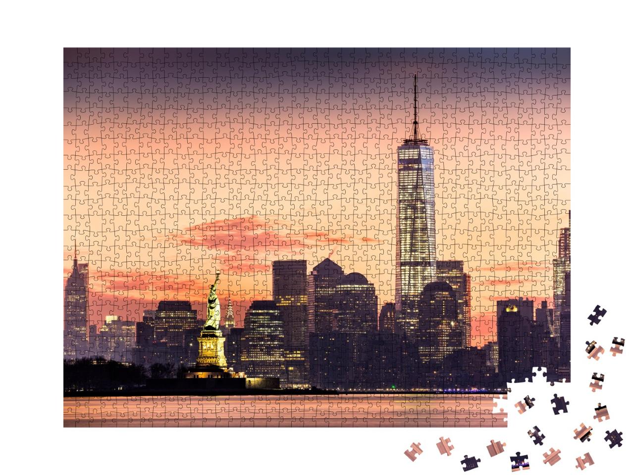 Puzzle de 1000 pièces « Lower Manhattan avec la Statue de la Liberté illuminée au lever du soleil »