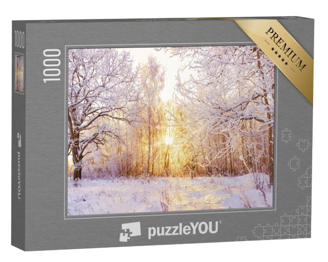 Puzzle de 1000 pièces « Paysage hivernal enneigé dans la forêt au soleil couchant »