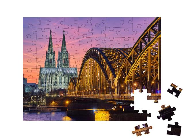 Puzzle de 100 pièces « La cathédrale de Cologne et le pont Hohenzollern au coucher du soleil »