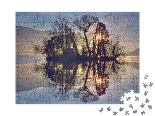 Puzzle de 1000 pièces « Reflet matinal des arbres sur une petite île du lac d'Annecy France. »