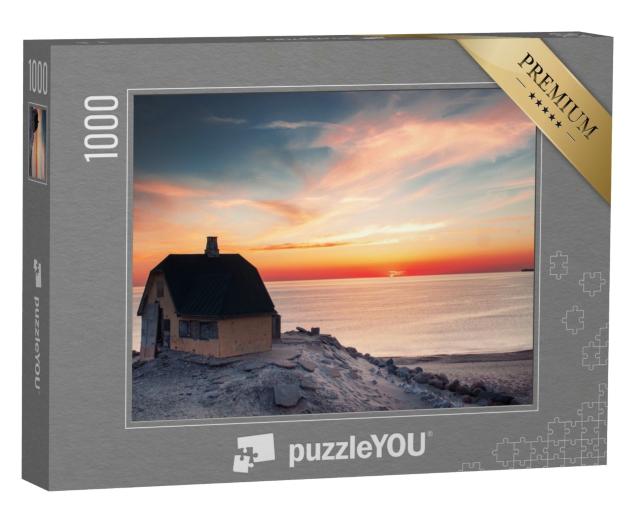 Puzzle de 1000 pièces « Coucher de soleil dans le nord du Jutland : maison danoise jaune avec vue sur la mer »