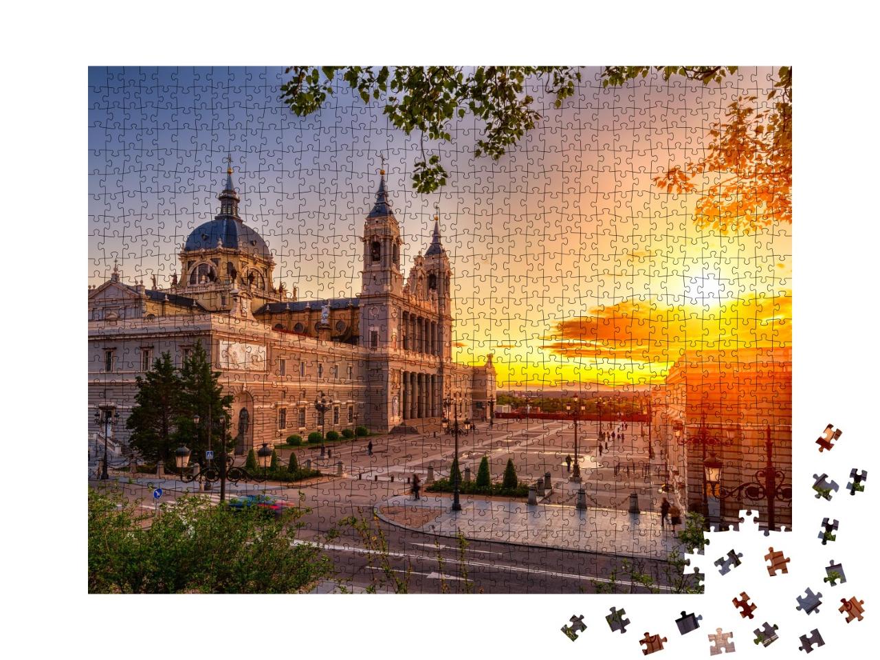 Puzzle de 1000 pièces « Coucher de soleil sur la cathédrale Santa Maria la Real de La Almudena à Madrid »