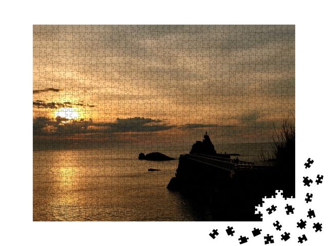 Puzzle de 1000 pièces « Coucher de soleil et rocher de la Vierge à Biarritz. France, Nouvelle aquitaine, Pays basque, FRA. »