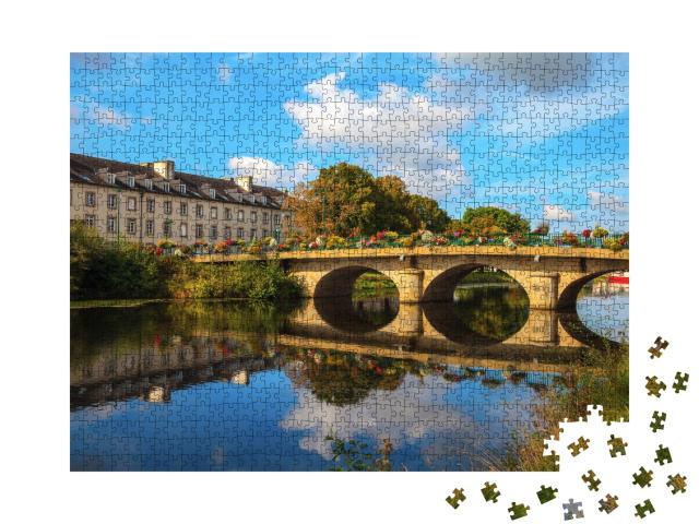 Puzzle de 1000 pièces « Reflet d'un pont sur le canal Nantes-Brest à Pontivy en Bretagne France »