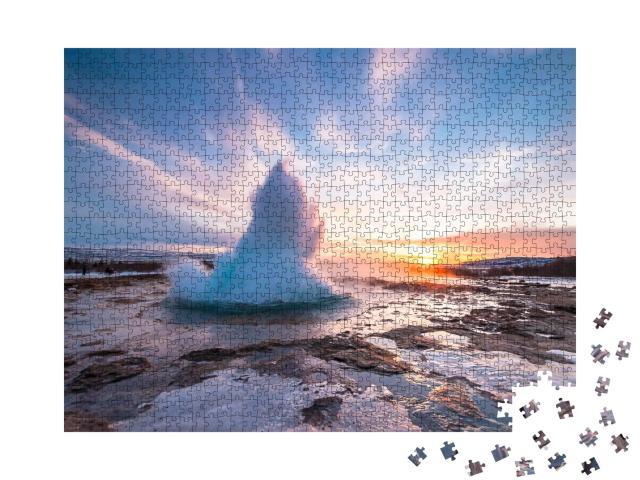 Puzzle de 1000 pièces « Le froid de l'hiver : Geyser Strokkur avec lumière du soleil dans la vapeur, Islande »