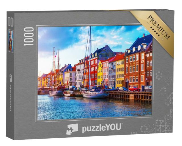 Puzzle de 1000 pièces « Coucher de soleil avec vue sur la jetée de Nyhavn : bateaux, yachts et maisons colorées »
