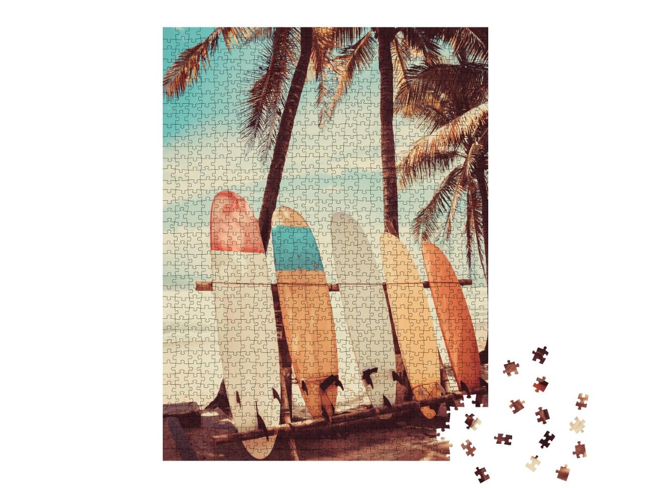 Puzzle de 1000 pièces « Planches de surf sous les palmiers sur la plage »