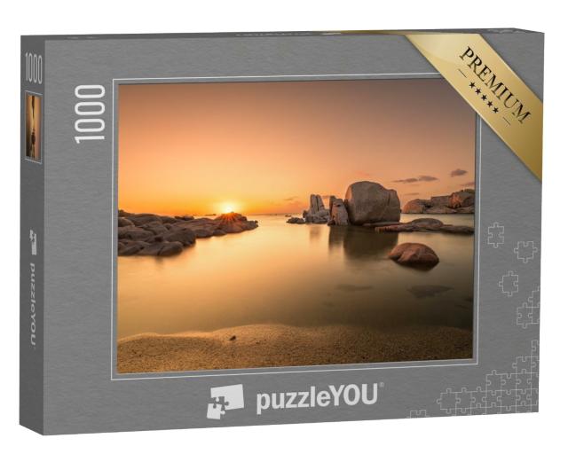 Puzzle de 1000 pièces « Lever de soleil sur une Méditerranée calme, directement sur la plage de l'île de Cavallo en Corse »