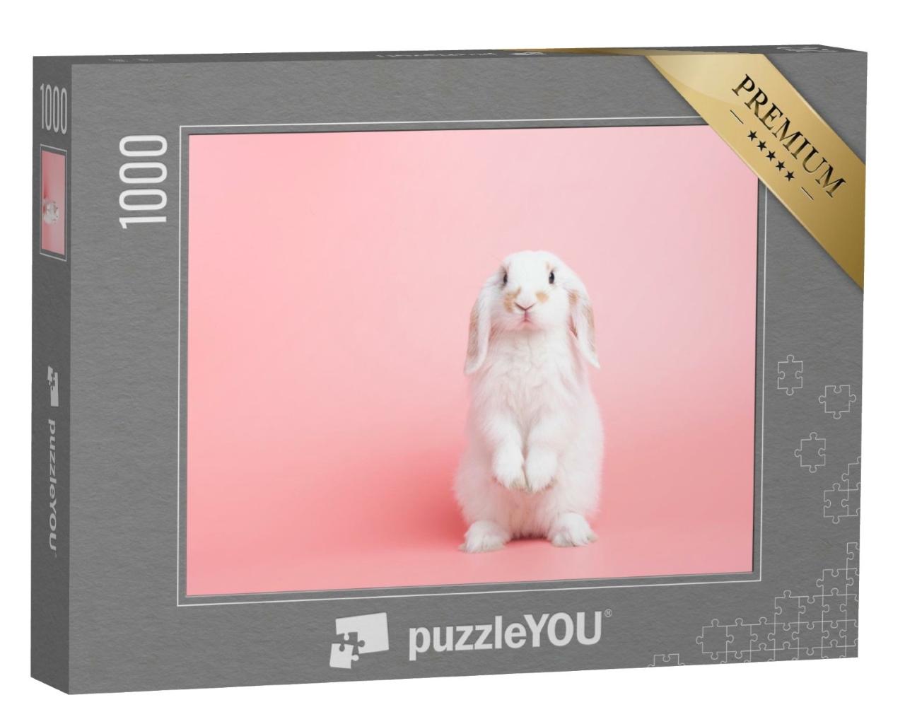 Puzzle de 1000 pièces « Un lapin blanc aux oreilles pendantes pose sur un fond rose »