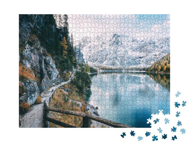 Puzzle de 1000 pièces « Le lac Prags Wildsee dans les Dolomites enneigées »