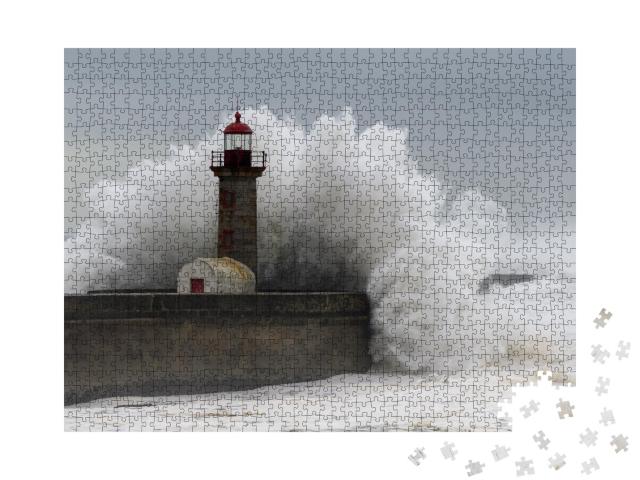 Puzzle de 1000 pièces « Des vagues déferlent sur un phare »