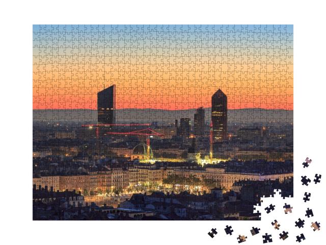 Puzzle de 1000 pièces « La place Bellecour et les tours de la Part-Dieu dans la ville de Lyon, France, à l'aube. »