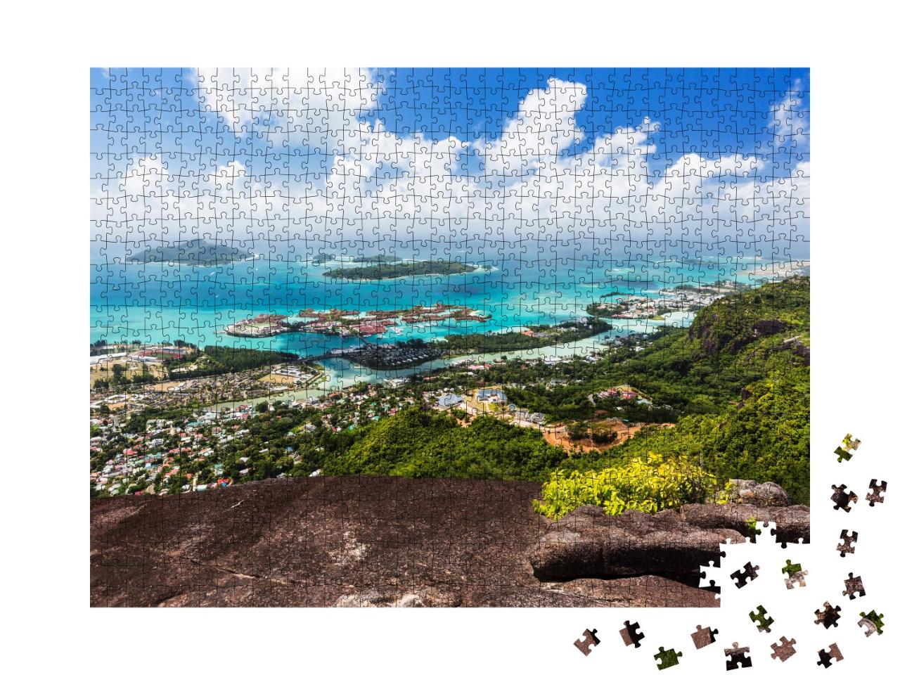 Puzzle de 1000 pièces « Vue du Mont Copolia et de ses rochers de granit sur la capitale Victoria, Seychelles »