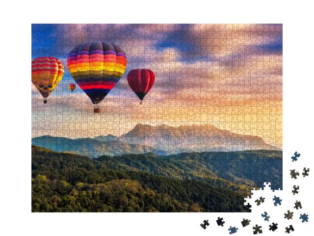 Puzzle de 1000 pièces « Des montgolfières colorées survolent Doi Luang Chiang Dao en Thaïlande »