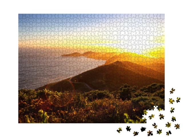 Puzzle de 1000 pièces « Coucher de soleil dramatique sur la côte »