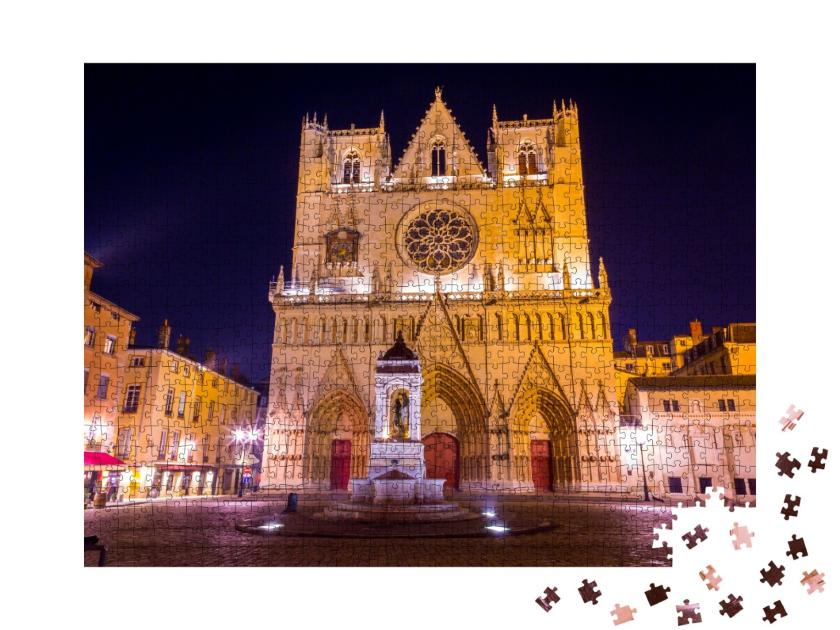 Puzzle de 1000 pièces « Vue extérieure de la cathédrale sur la place St Jean à Lyon, France. »