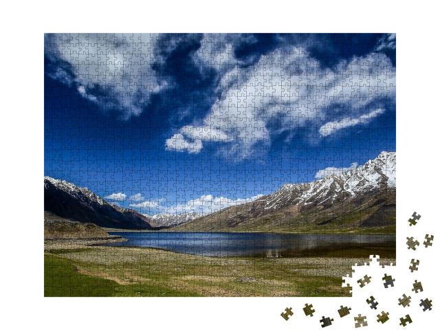 Puzzle de 1000 pièces « Magnifique lac entouré de montagnes dans la vallée du Shandur, Pakistan »