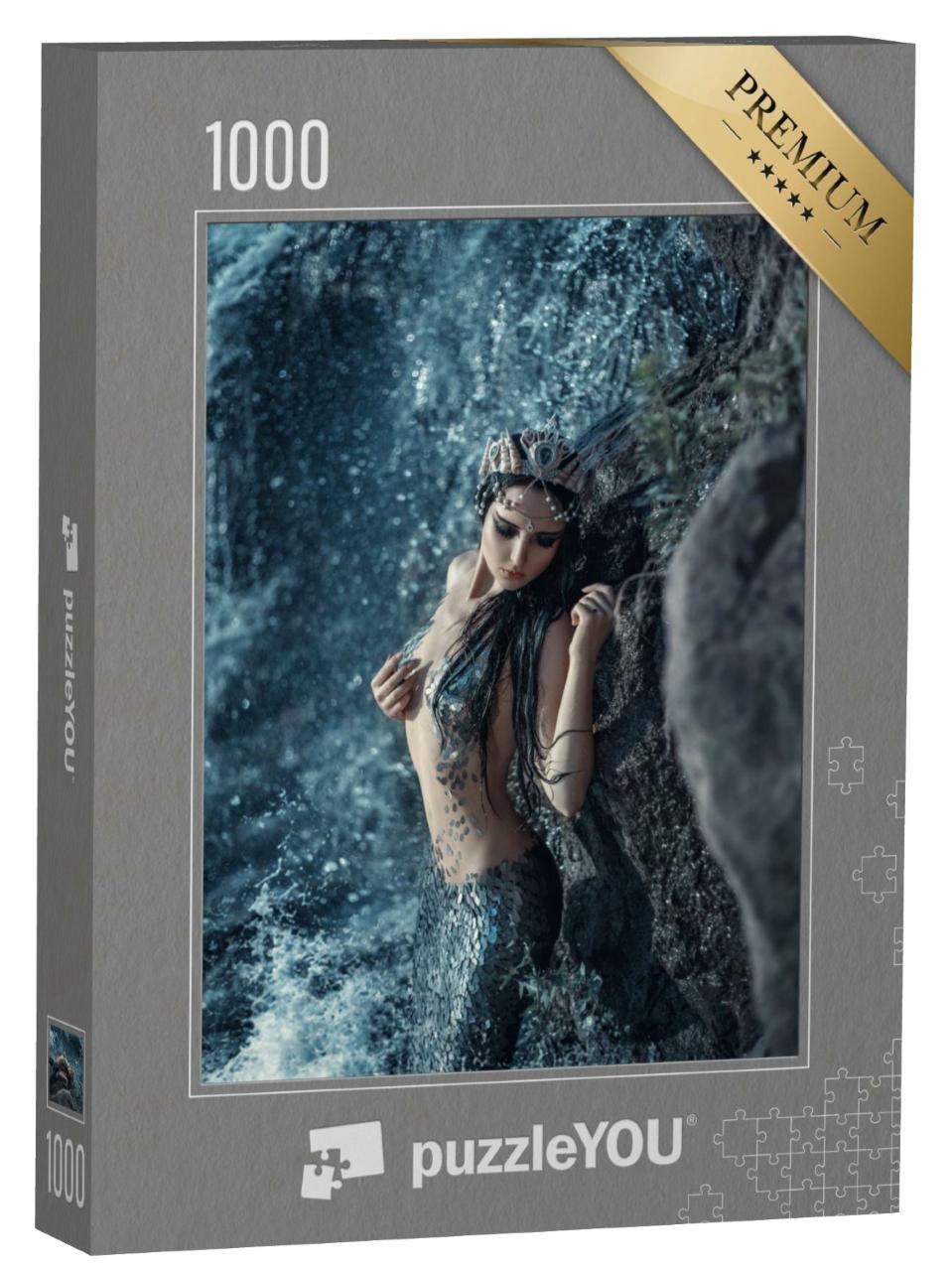 Puzzle de 1000 pièces « Sirène couronnée sur le rivage rocheux de l'océan »