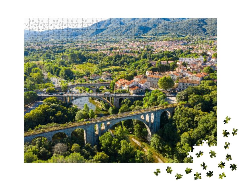 Puzzle de 1000 pièces « Ville de Ceret au bord du Tech dans les contreforts des Pyrénées en été »
