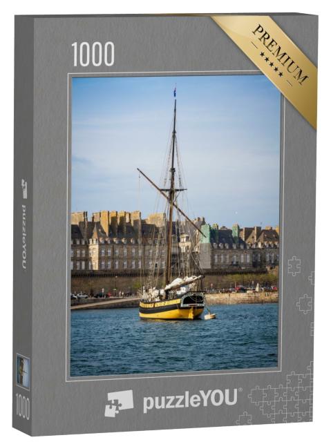 Puzzle de 1000 pièces « Vieux bateau corsaire dans le port de Saint-Malo au coucher du soleil, Bretagne, France »
