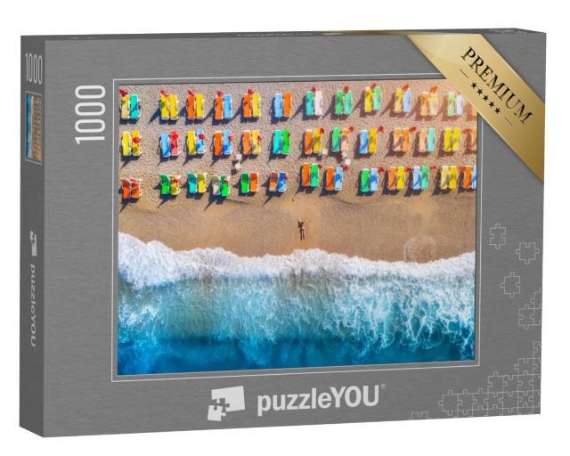 Puzzle de 1000 pièces « Femme à la plage avec des chaises longues colorées, Turquie »