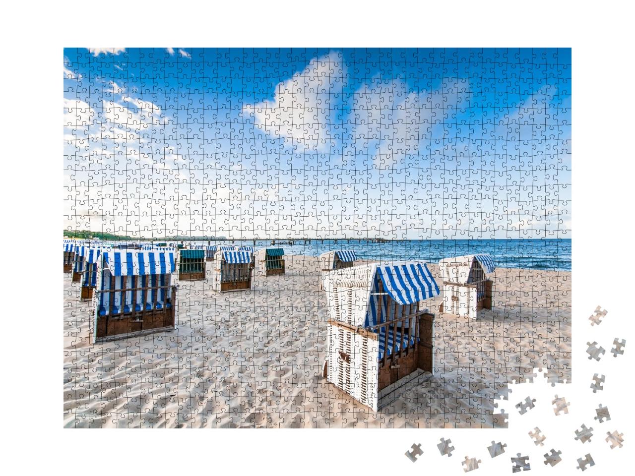 Puzzle de 1000 pièces « Chaises de plage sur la plage de sable vide de la mer Baltique »