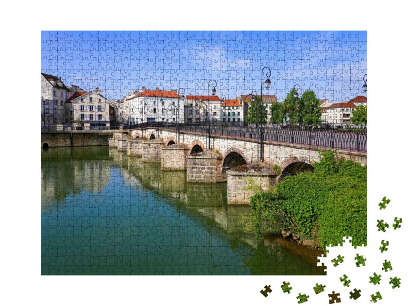 Puzzle de 1000 pièces « Pont du marché sur la Marne dans le centre-ville de Meaux en Seine et Marne près de Paris, France »