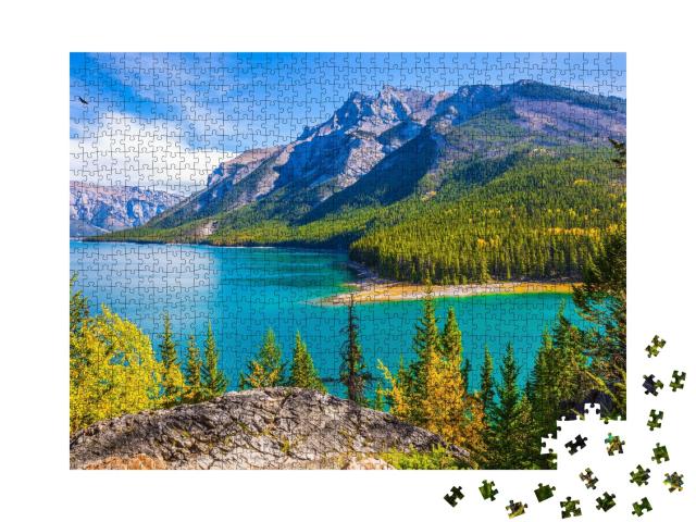 Puzzle de 1000 pièces « Lake Two Jack : eau et forêts de conifères, Montagnes Rocheuses, Canada »