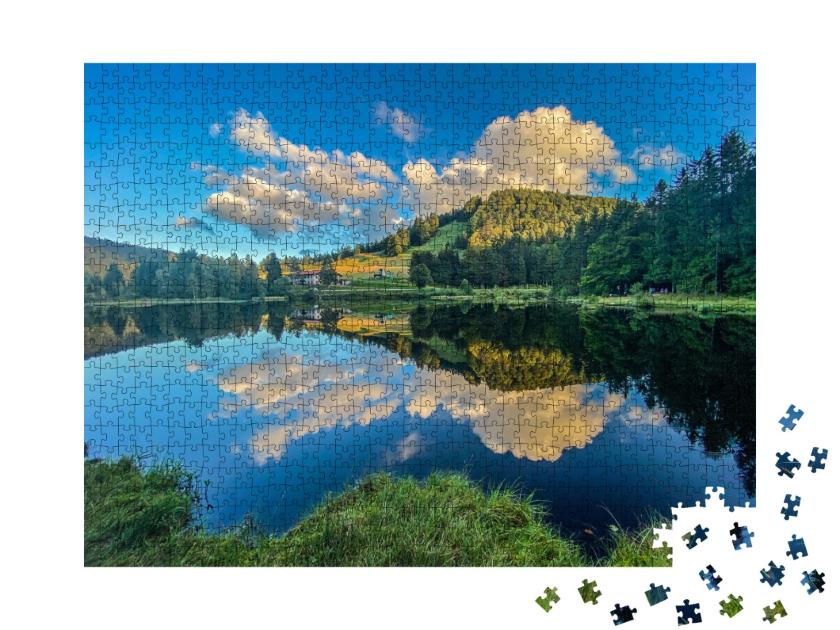 Puzzle de 1000 pièces « Beau reflet de nuages dans l'eau du lac de Lispach dans la Bresse, Vosges »