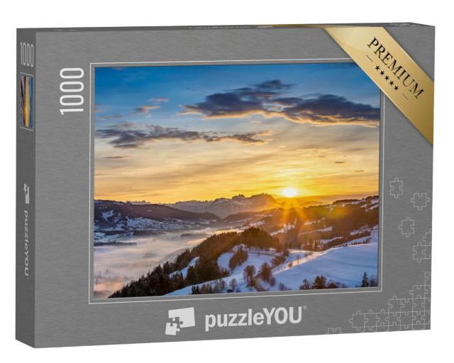 Puzzle de 1000 pièces « Paysage hivernal au coucher du soleil sur la forêt de Bregenz »
