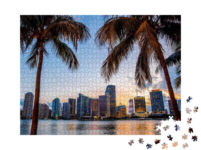 Puzzle de 1000 pièces « Vue du soir sur la ligne d'horizon de Miami, Floride, USA »