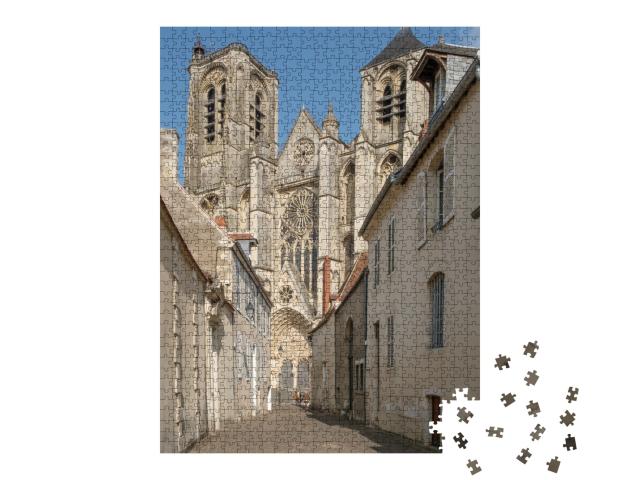Puzzle de 1000 pièces « Petite rue en briques avec maisons anciennes et vue sur la cathédrale à Bourges, France »