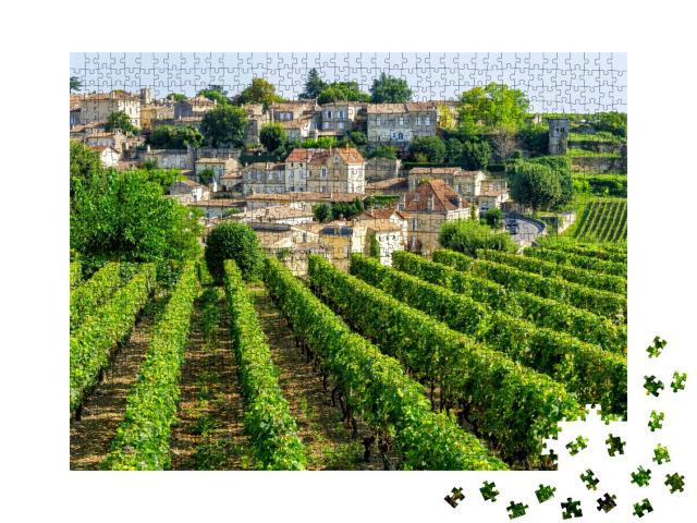 Puzzle de 1000 pièces « Vue sur les vignobles du village de Saint Emilion dans la région de Bordeaux, France »