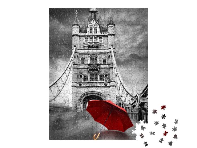Puzzle de 1000 pièces « Parapluie rouge sur le Tower Bridge à Londres, noir et blanc »