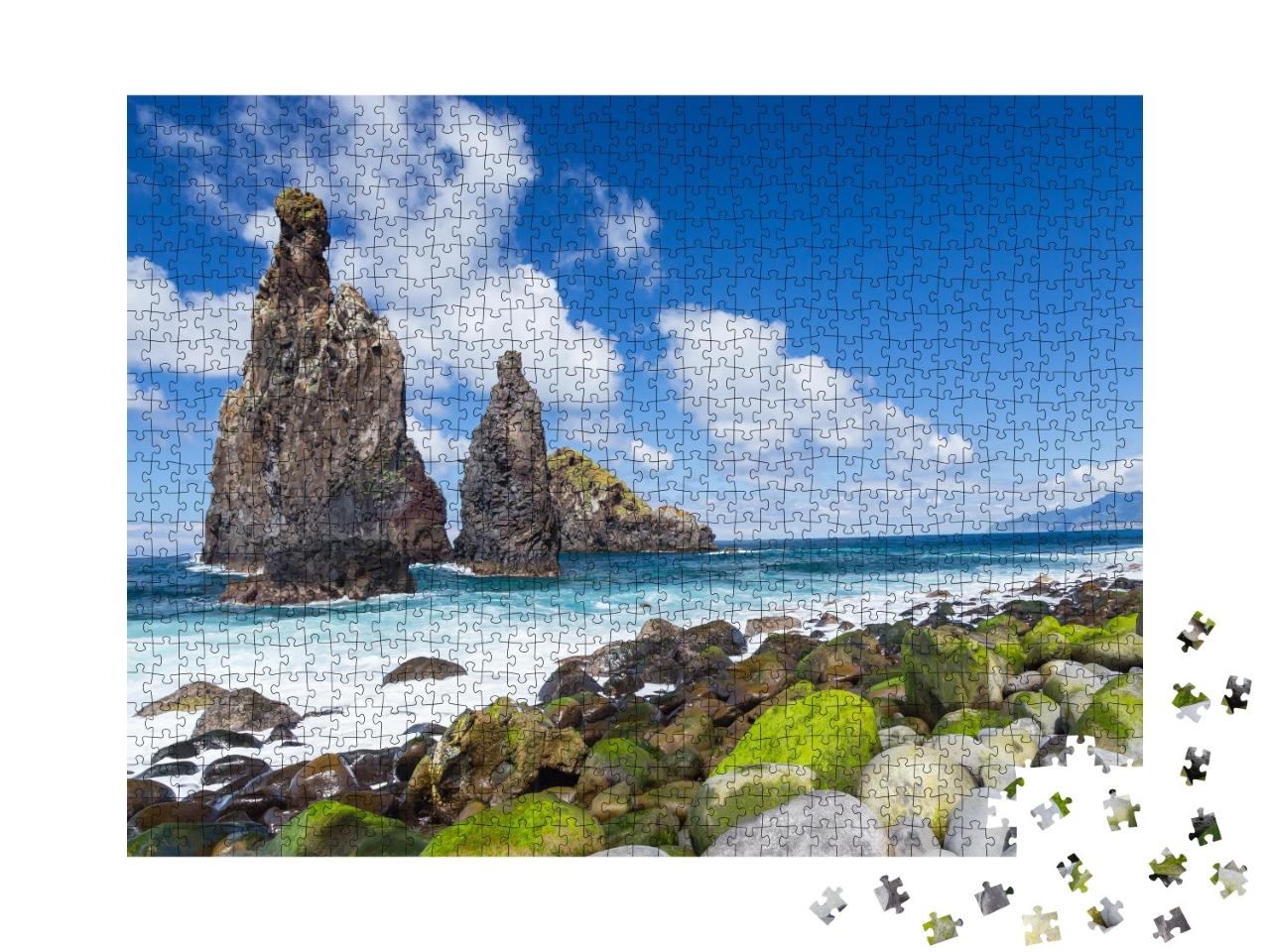 Puzzle de 1000 pièces « Côte rocheuse avec petite île Riberira da Janela, Madère, Portugal »