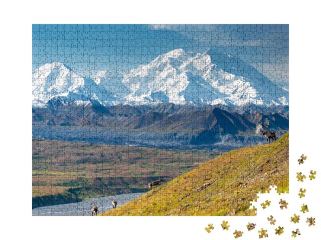 Puzzle de 1000 pièces « Cerf caribou devant le mont Denali, Alaska »