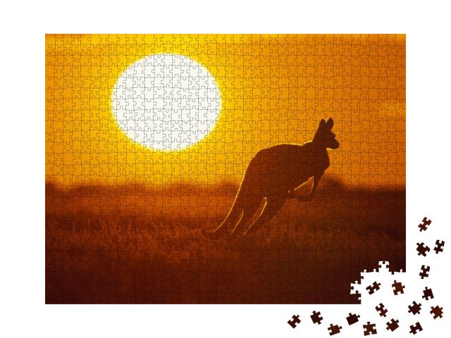 Puzzle de 1000 pièces « Kangourou dans un coucher de soleil australien incandescent »