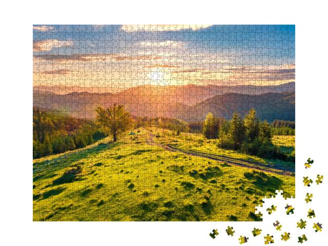 Puzzle de 1000 pièces « Route dans le soleil levant des Carpates, Ukraine »