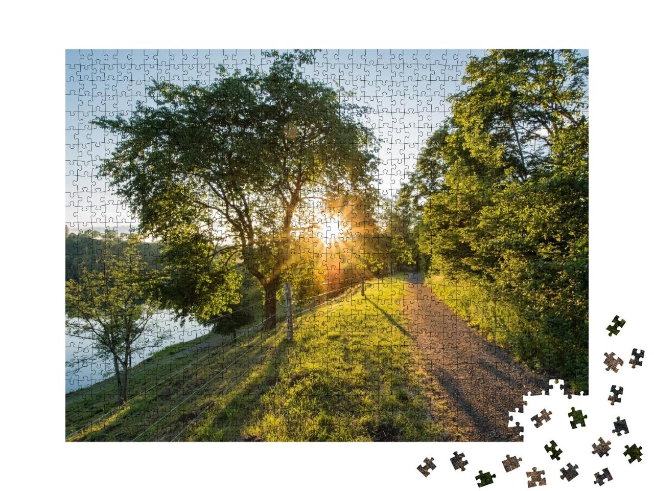 Puzzle de 1000 pièces « Ambiance du soir au Weinfelder Maar dans l'Eifel, Allemagne »