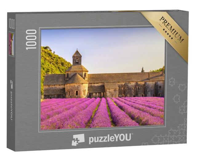 Puzzle de 1000 pièces « Abbaye de Sénanque et rangées de fleurs de lavande en fleurs. Gordes, Luberon, Vaucluse, Provence »